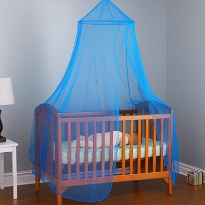 Ciel de lit bébé bleu moustiquaire sur berceau en bois