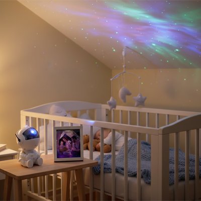 Projecteur galaxie coloré apaisant bébé dans la chambre.