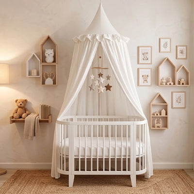 Ciel de lit bébé blanc au-dessus d'un lit à barreaux vide