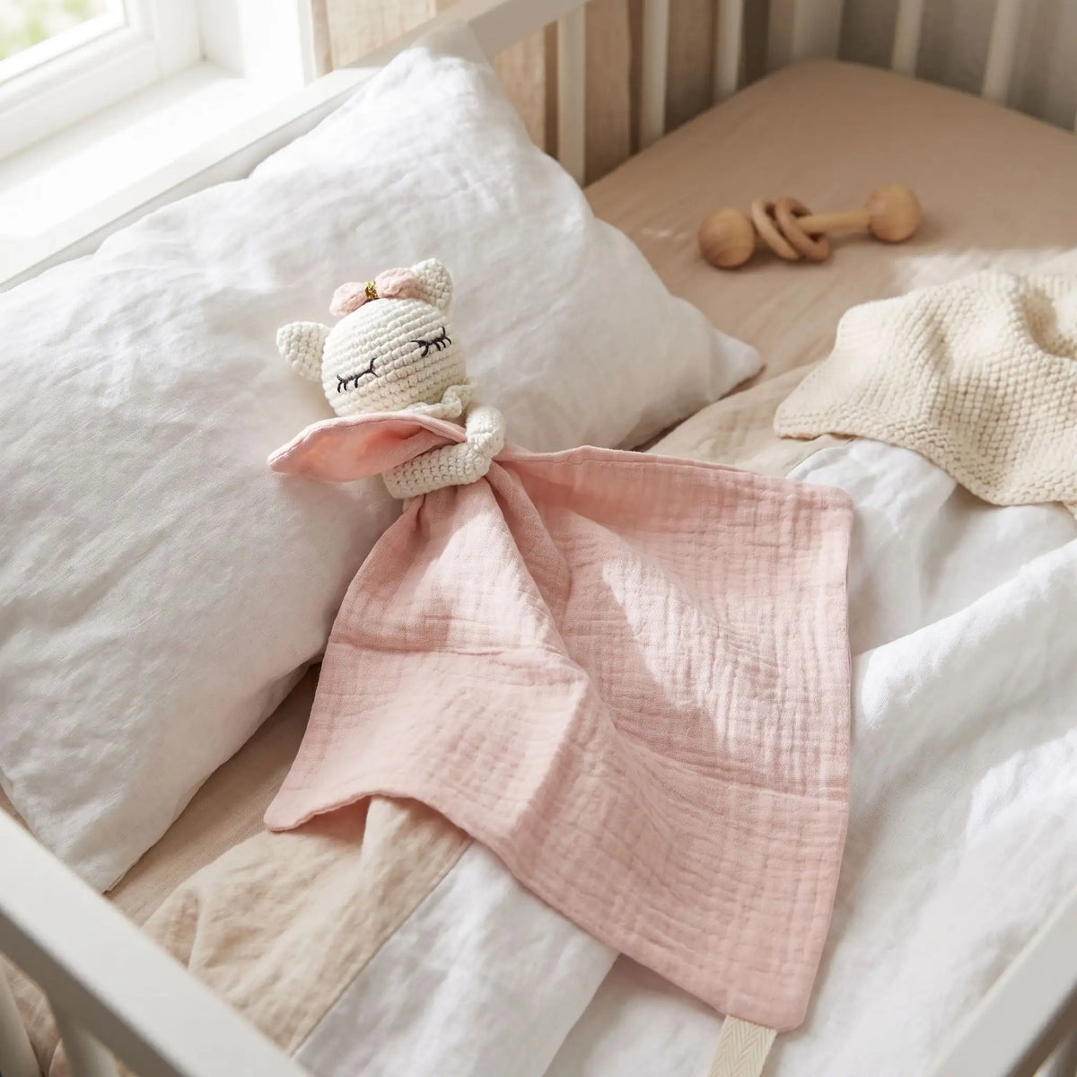 Doudou mouton rose mousseline cadeau naissance plan rapproché