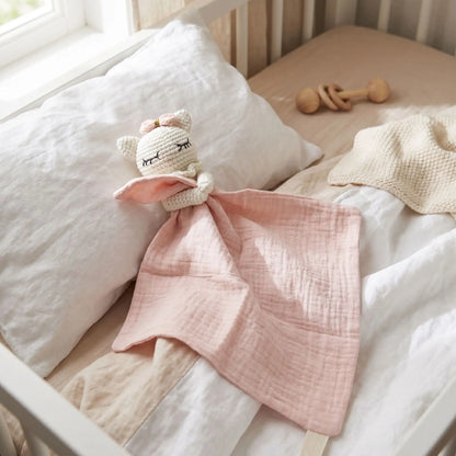 Doudou mouton rose mousseline cadeau naissance plan rapproché