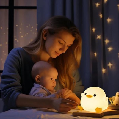 Maman et bébé apaisés par une veilleuse rechargeable nocturne.