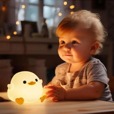 Enfant contemplant une veilleuse rechargeable créant ambiance réconfortante.