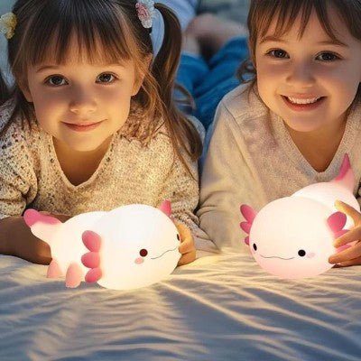 Enfants souriants tenant une veilleuse rechargeable axolotl.