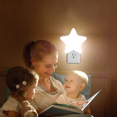 maman lisant livre a bebe avec veilleuse murale

