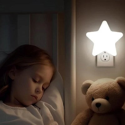 Parent nourrissant bébé avec douce veilleuse murale étoile allumée


