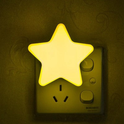 veilleuse murale étoile jaune offrant une lumière apaisante