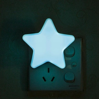 veilleuse murale étoile bleue diffusant une lueur douce