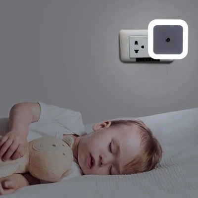 Veilleuse murale carrée apaisant le sommeil de l’enfant.