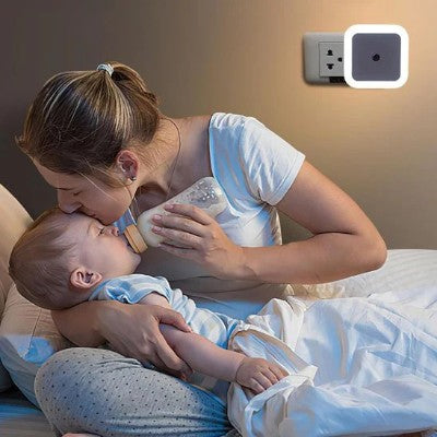 Veilleuse murale éclairant une scène de nuit avec bébé.