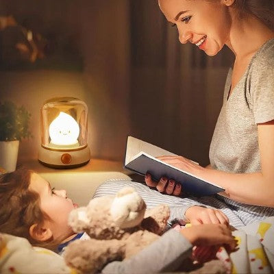 Veilleuse bébé sous cloche créant une ambiance chaleureuse au coucher.