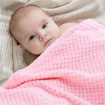 Couverture bébé texturée pour douceur quotidienne.