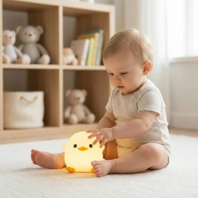Veilleuse rechargeable poussin éclairant bébé assis dans la chambre