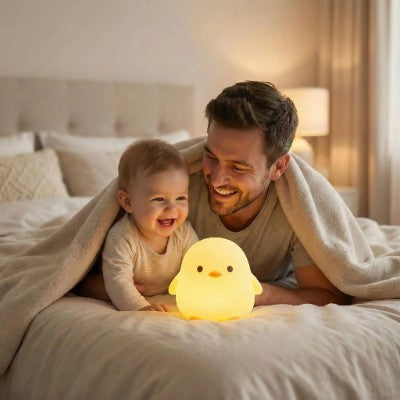 Veilleuse rechargeable poussin apaisant bébé allongé avec parent souriant