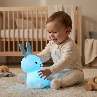 Veilleuse lapin bleu captivant enfant assis au sol