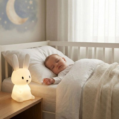 Veilleuse lapin apaisant bébé endormi dans la chambre