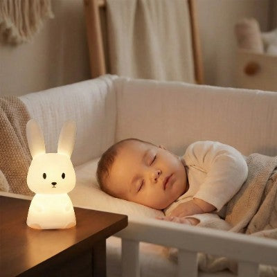 Veilleuse rechargeable lapin éclairant bébé dormant paisiblement
