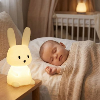 Veilleuse rechargeable lapin lumineux près du bébé endormi