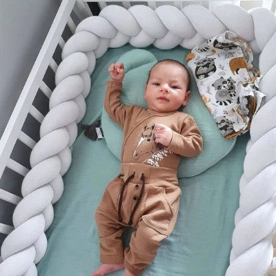 tresse de lit bleue protégeant bébé dans le berceau