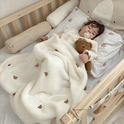 Couverture polaire bébé blanche ourson enfant dort paisiblement