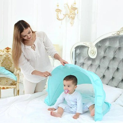 Moustiquaire lit bebe turquoise maman installe bébé assis lit