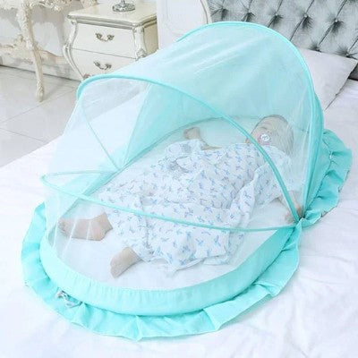 Moustiquaire lit bebe turquoise ovale bébé endormi pyjama papillons