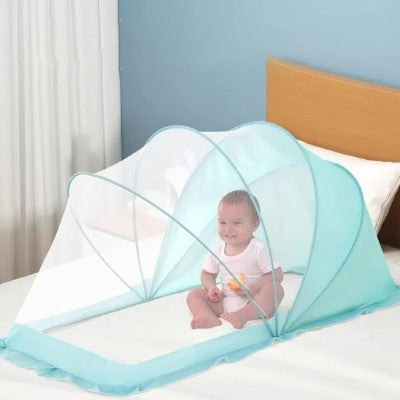 Moustiquaire lit bebe turquoise bébé souriant assis lit chambre