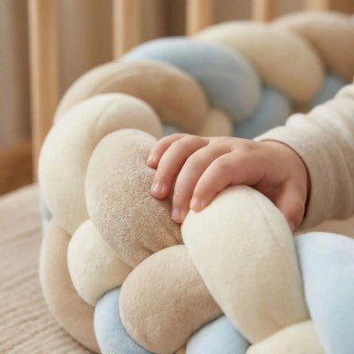 protection barreau lit bébé tresse douce gros plan mains bebe