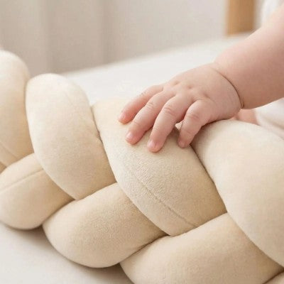 tresses de lit bébé 6 brins beige gros plan main nourrisson texture coton