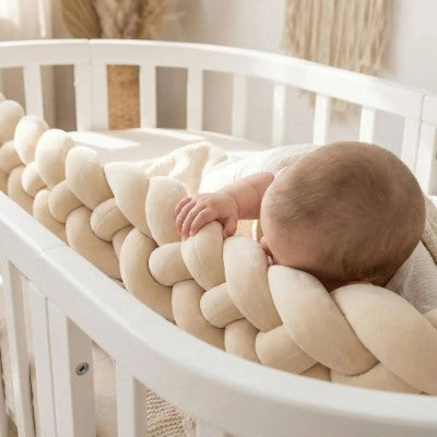 tresses de lit bébé 6 brins beige dans lit barreaux bébé endormi
