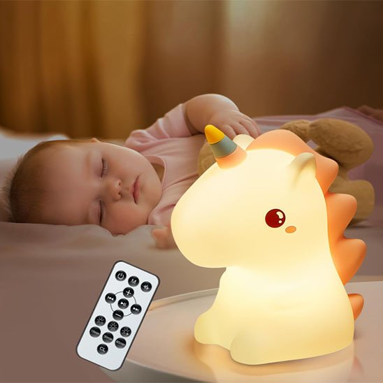 Bébé endormi près d’une veilleuse rechargeable licorne apaisante.