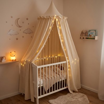ciel de lit bebe beige guirlande lumineuse chambre cosy