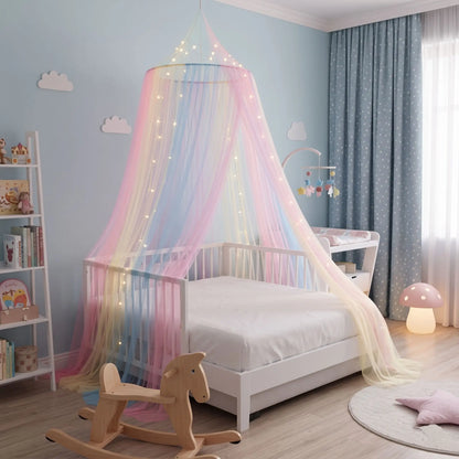 Ciel de lit bébé féerique multicolore dans une chambre bleue, lit vide