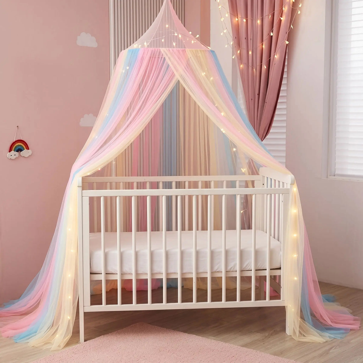 Ciel de lit bébé féerique pastel avec guirlande lumineuse, lit à barreaux vide