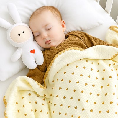 couverture bebe jaune motif coeurs couvrant enfant endormi