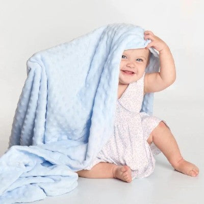 couverture bébé bleue texture douce couvrant enfant assis