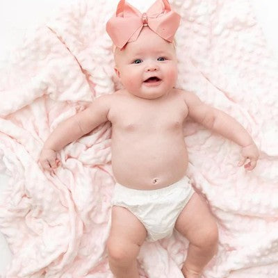 couverture bébé rose texture douce sous bébé allongé