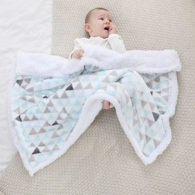 Couverture bébé douce motif géométrique bleu.