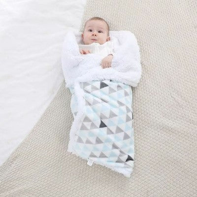 Couverture bébé chaude avec intérieur doux.