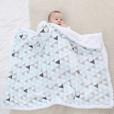 Couverture bébé moelleuse motif triangles.