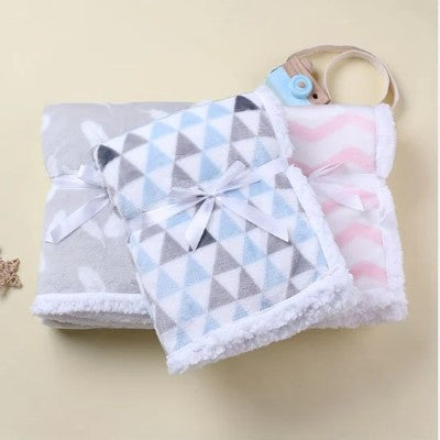 Couverture bébé douce disponible en plusieurs motifs.