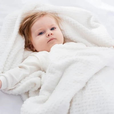 Couverture bébé moelleuse pour confort maximal.