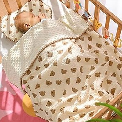 couverture bebe creme motif ourson couvrant bebe dans berceau