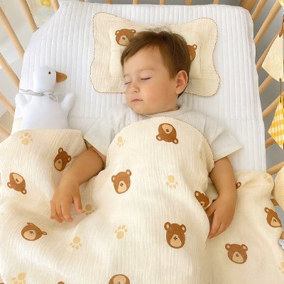 couverture bebe creme motif ourson couvrant enfant dans lit