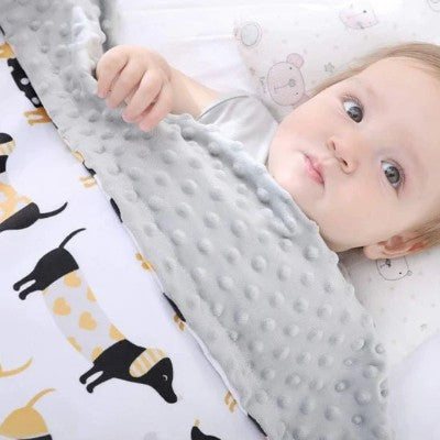 couverture bébé grise douce couvrant enfant sur oreiller