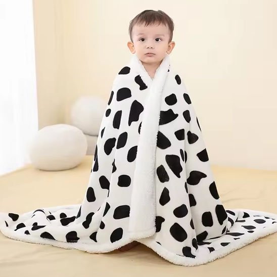 couverture bebe polaire blanche motif tache couvrant enfant debout