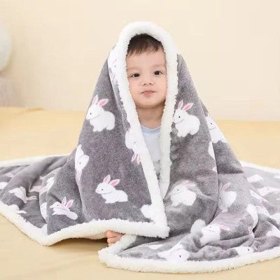 couverture bebe polaire grise motif lapin enveloppant enfant assis