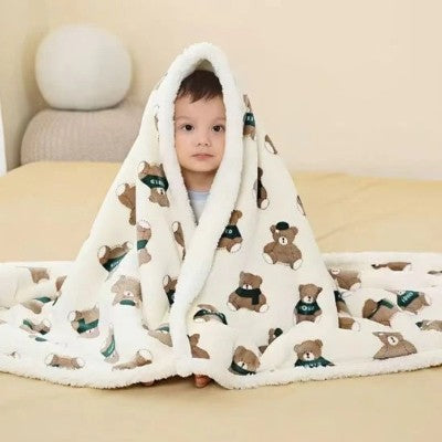 couverture bebe polaire creme motif ourson enveloppant enfant assis