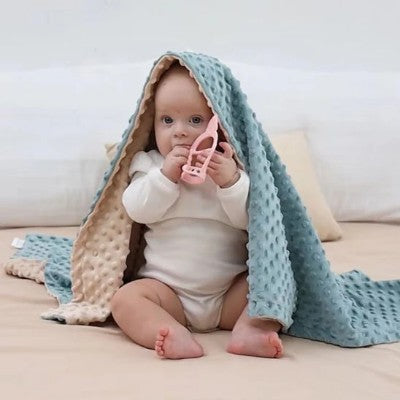 couverture bebe polaire beige et bleue couvrant enfant assis