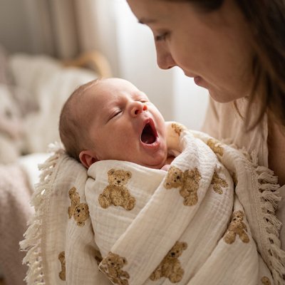 couverture brodée bébé nourrisson bâillant bras maman